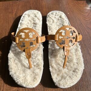Tory Burch Womens Miller Caramel Leather Cloud Shearling Thong Sandals Size 8